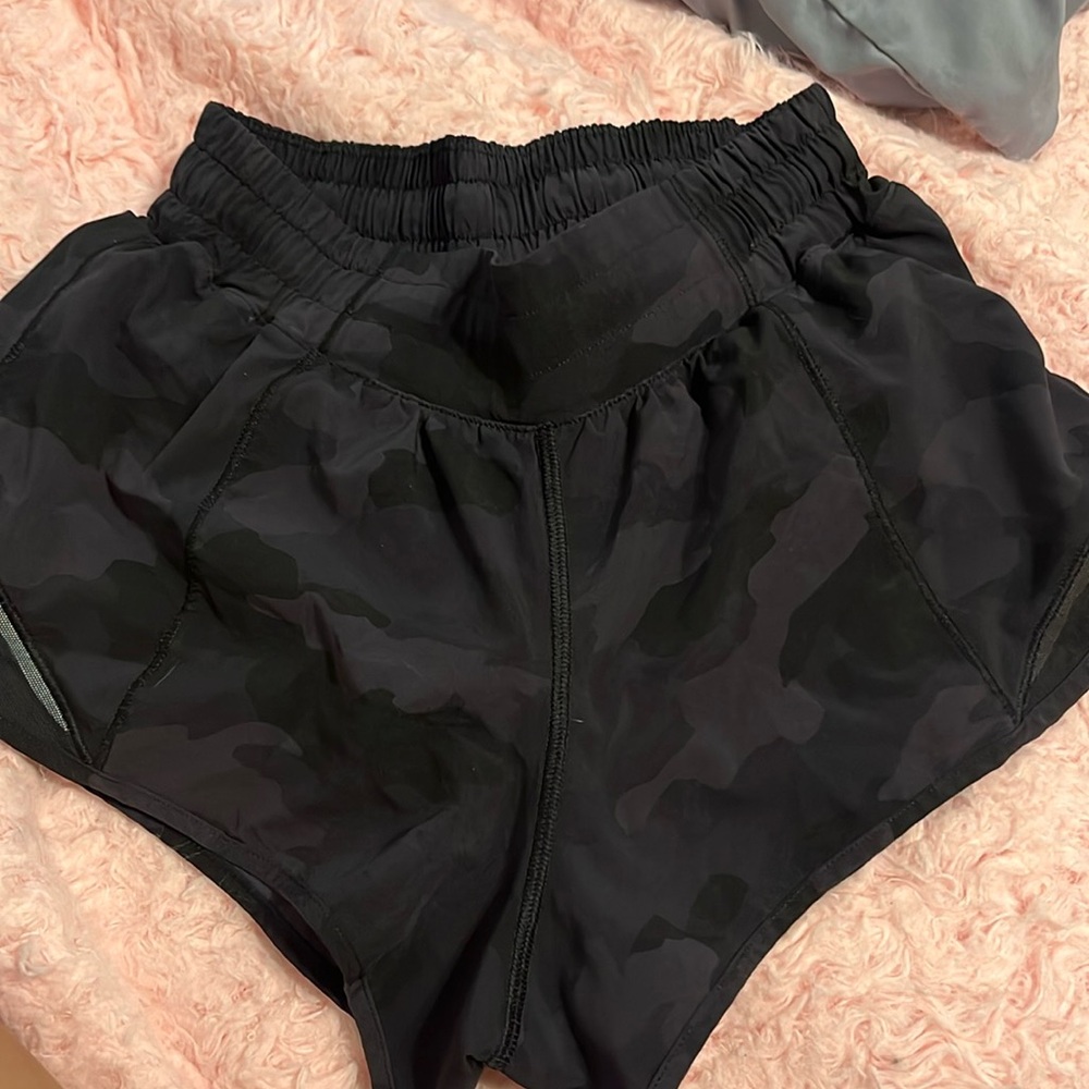 hotty hot lululemon shorts size 4 2.5 inch